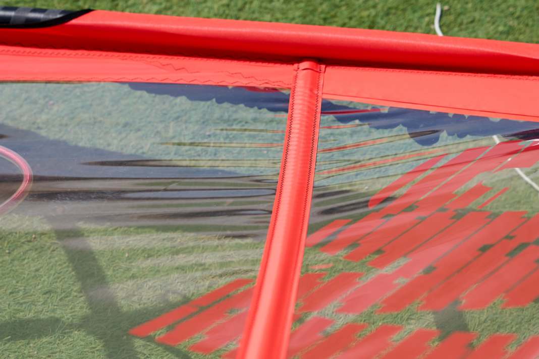 Small creases in the area of the batten pockets are visible: Tensioning should be carried out here!