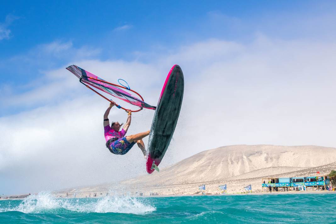 Yentel Caers triumphs in a spectacular single elimination at the World Cup in Fuertventura