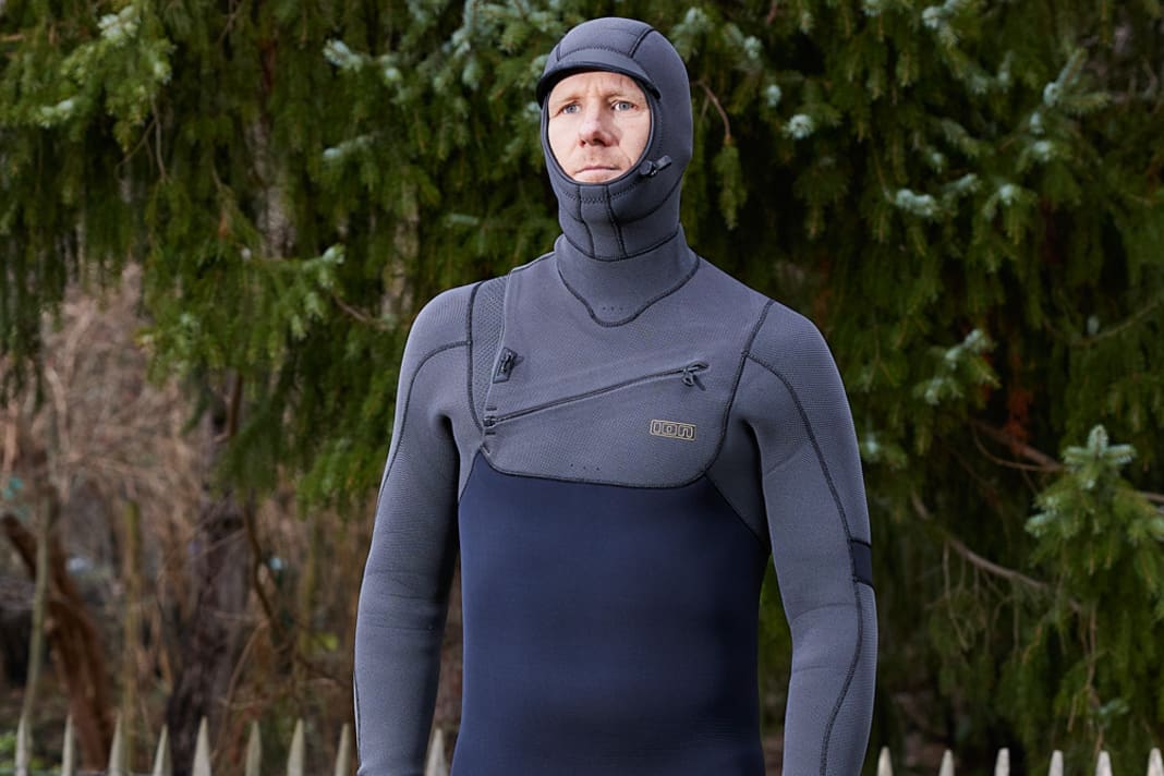With 6 mm neoprene and bonnet, the ION Seek Amp is clearly a classic wetsuit for the cold season.