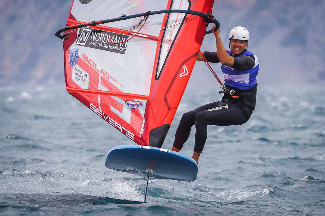 Führender nach den ersten vier Gold-Rennen bei der iQFoil-EM: Sebastian Kördel