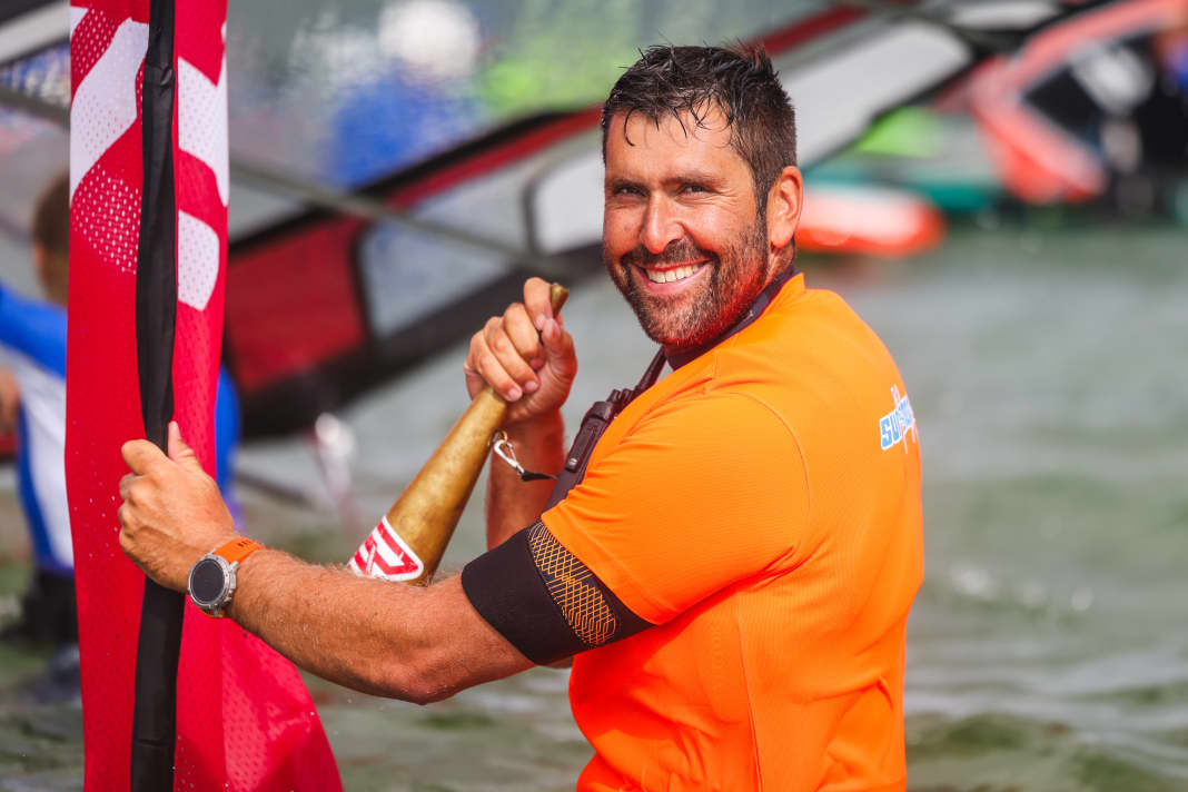 Alles tanzt nach seine Pfeife - oder besser Horn. Vincent Langer hat die Kids im Fokus