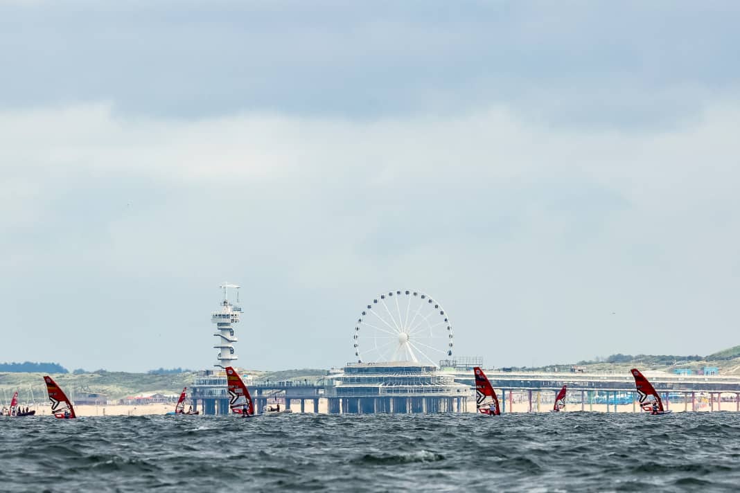 Zweiter Renntag für die iQFoiler bei der Segel-WM vor Scheveningen