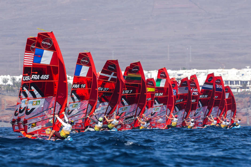 A field of iQFoilers on the starting line - exciting races are possible at the 2024 Olympics