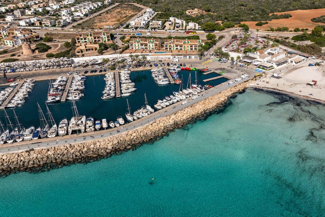 The iQFOiL Youth World Championship takes place at the Sa Ràpita marina in Mallorca.