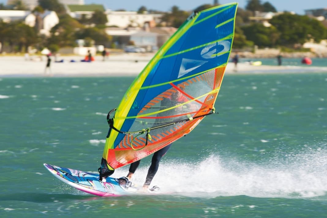 Weder komplett gerade noch sehr stark gebogene Bodenkurven, um Drehfreudigkeit in Manövern und gute Gleiteigenschaften gleichermaßen zu gewährleisten
