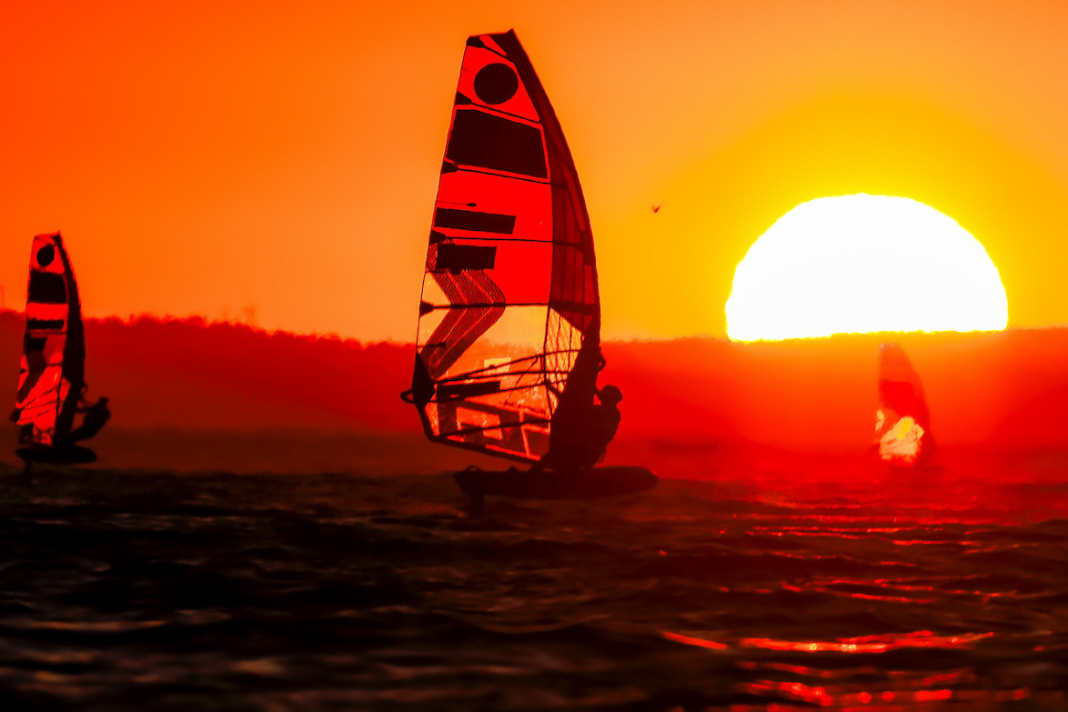 The iQFOiLers were on the water right into the fantastic sunset