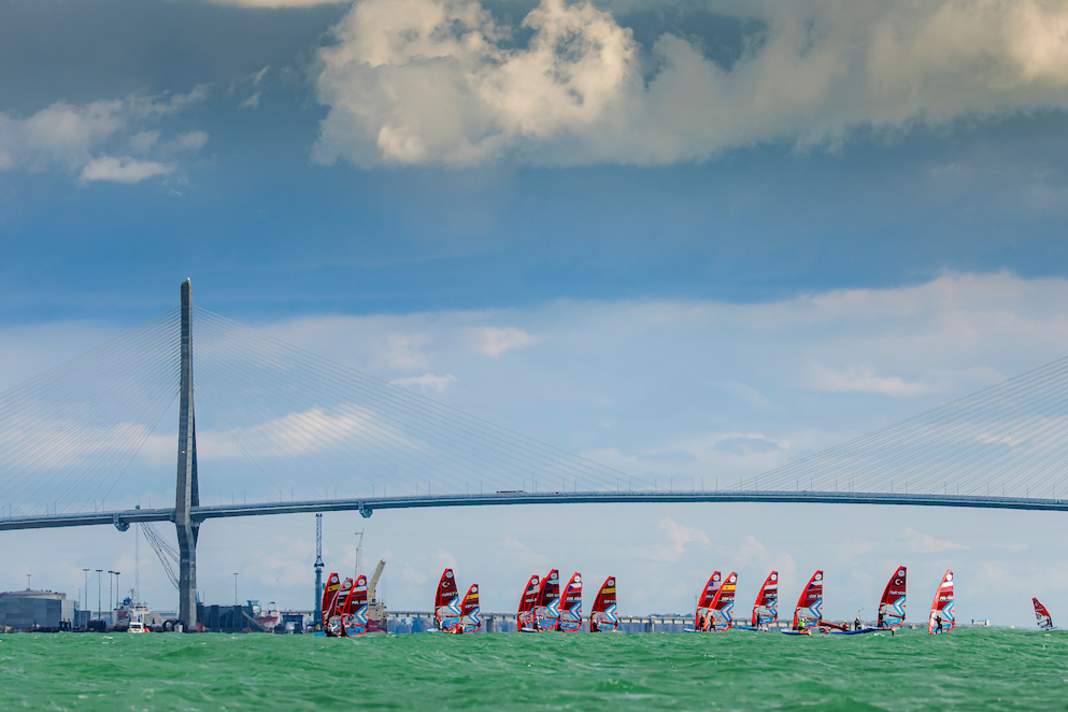 Alle sechs Flotten wechselten an Tag zwei vom geplanten Format ins Slalom-Racing.