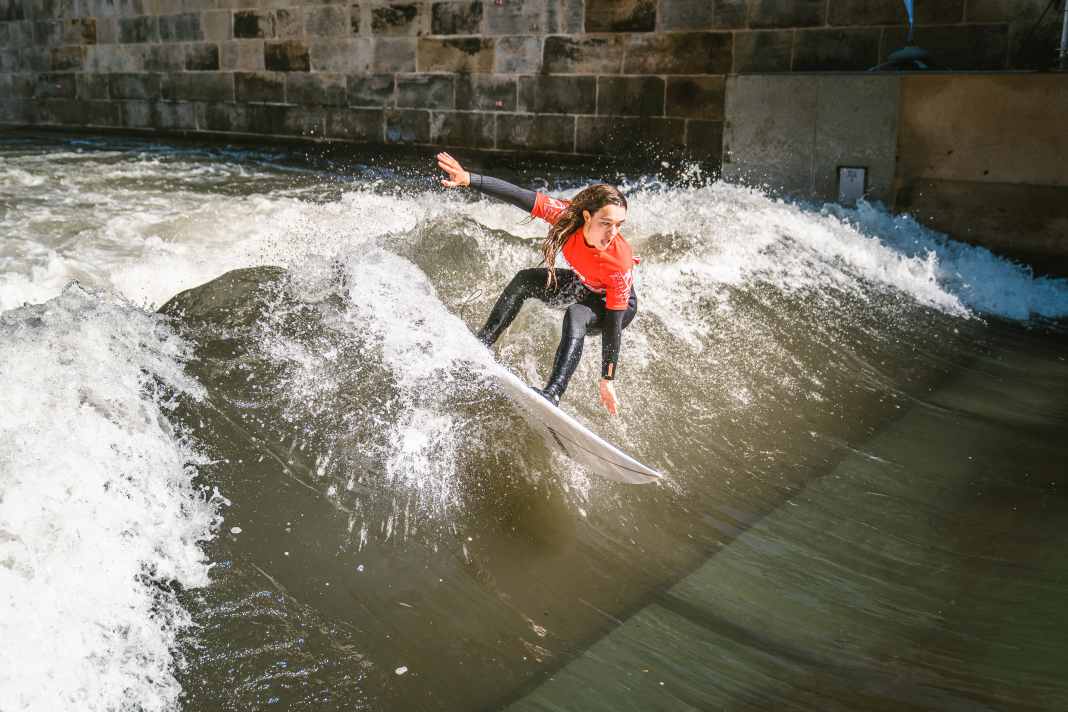 Anders als beim klassischen Wellenreiten im Meer bleibt die Welle beim Rapid Surfen stehen – entweder künstlich erzeugt wie in Freiburg oder wie hier in einem natürlichen Fluss.