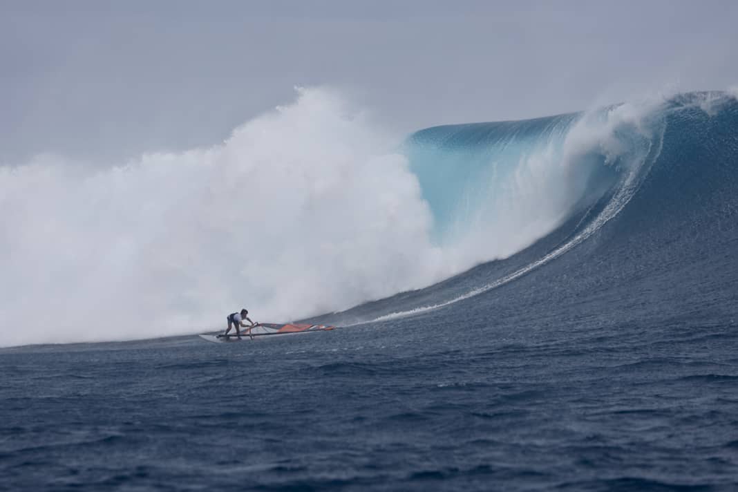 Wow! Baptiste Cloarec geht tief in den Bottom Turn.