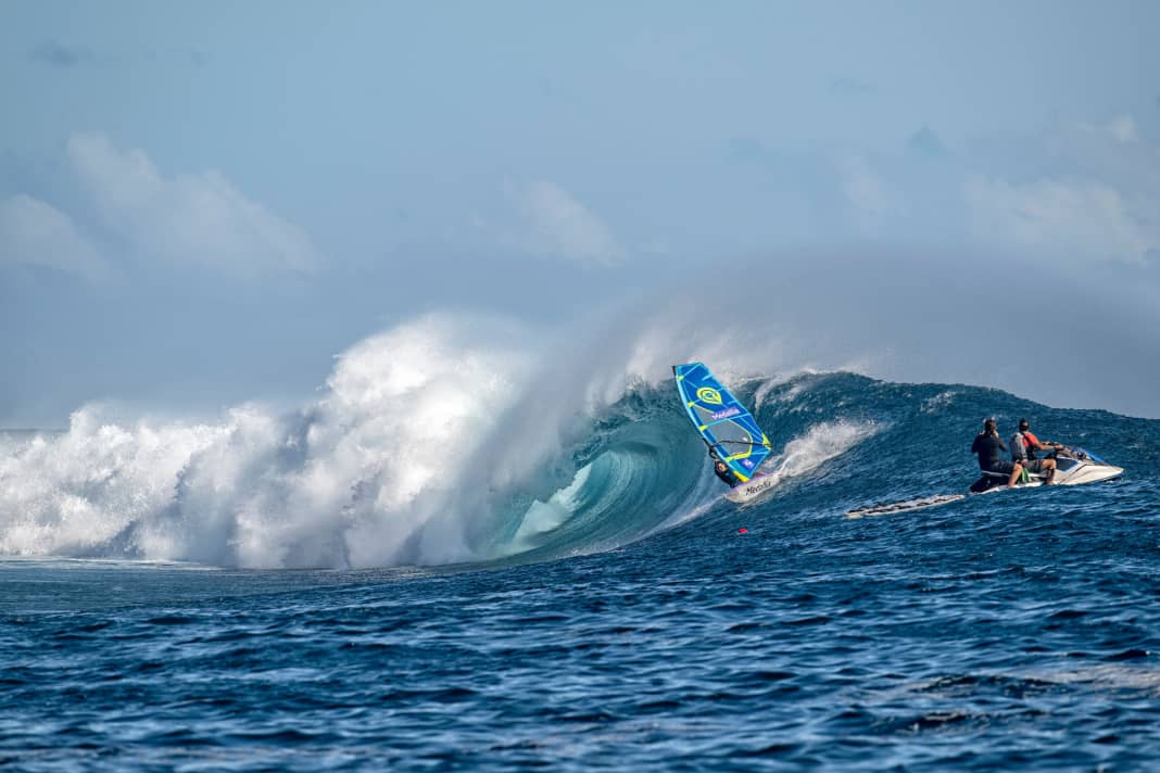 Gewinnerin Sarah Hauser vor einer der bildschönen Cloudbreak-Barrel