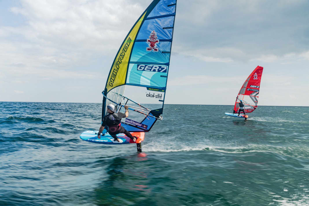 Entspannt im Trapez abhängen und auf dem Foil über die Ostsee fliegen? Dass die Tour wesentlich härter war, berichtet Nico Prien im Interview!