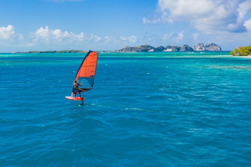 Ricardo Campello cruises through the beautiful waters of Los Roques