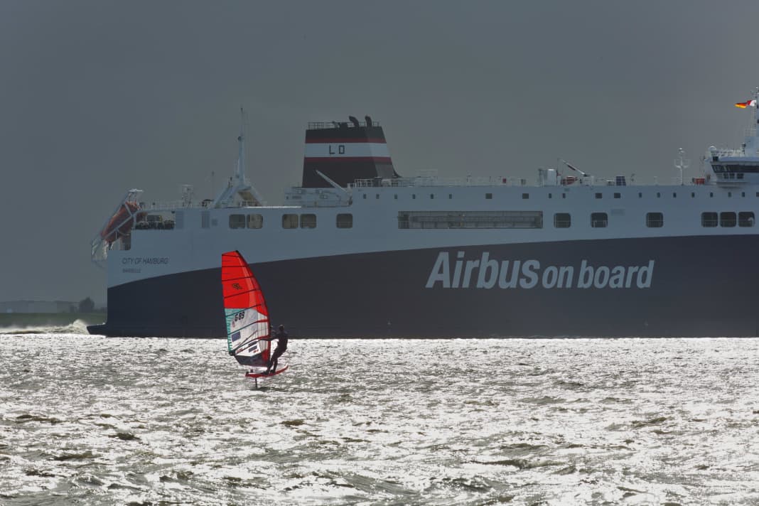 Airtime vor Airbus – Dennis Müller hebt vor einem Frachter ab, der von den Airbus-Werken in Hamburg-Finkenwerder kommt.