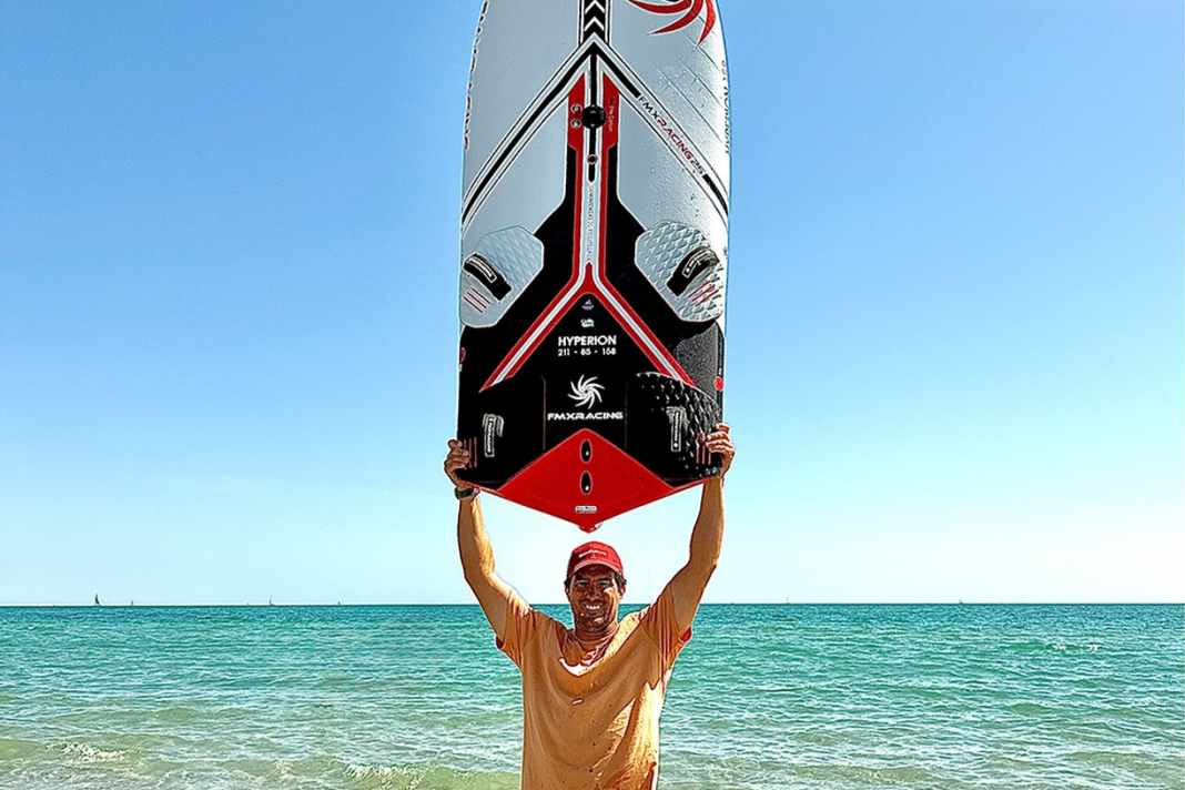 Nach seinem Sponsoren-Trouble wird Pierre Mortefon für den Rest der Saison auch im Foiling vom FMX unterstützt