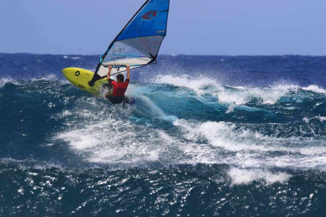 Leon Maethner gewann die Pro Junior-Wertung beim Quatro Maui Pro vor Hookipa