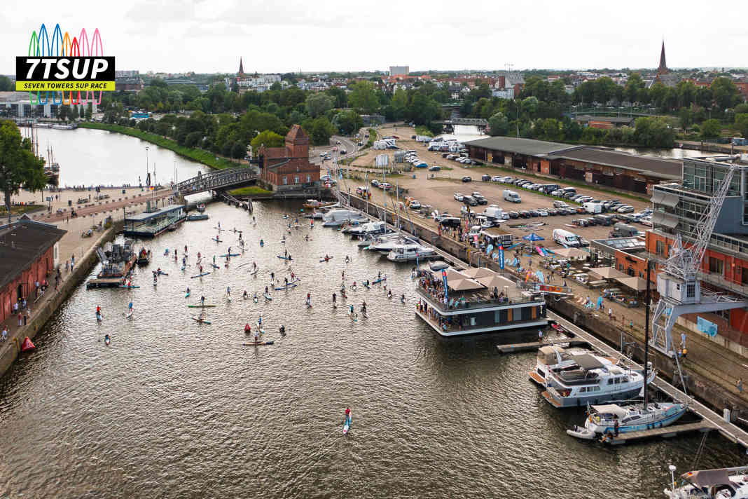 Das Sieben-Türme-SUP-Rennen startet in der Newport Marina