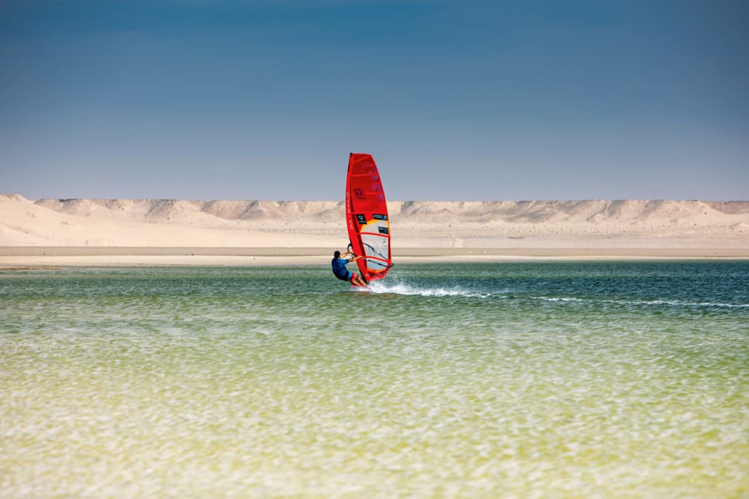Die Lagune von Dakhla ist ein Freeride-Paradies – und nicht überall muss man sich das Wasser mit einer Übermacht an Kites teilen.