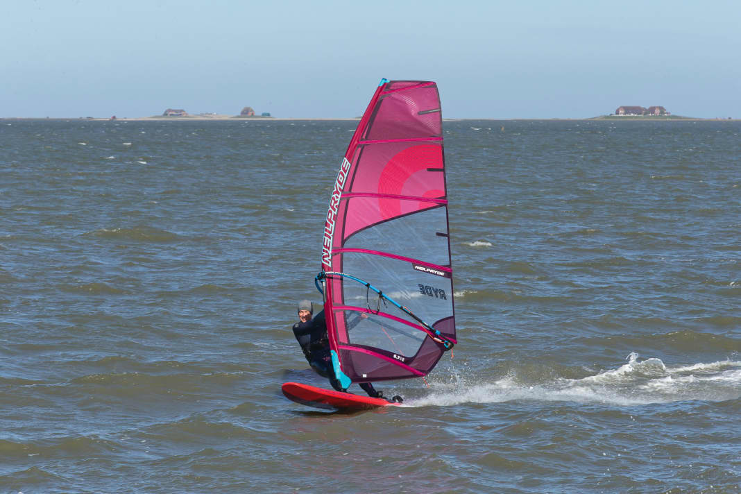 Windsurfing off the North Frisian Halligen: Nordstrand offers good conditions for freeriders and intermediates.