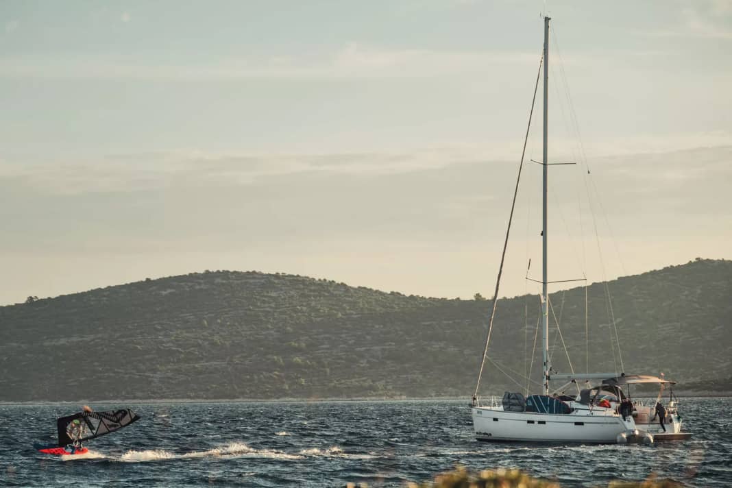 Freestyle in the front garden, with a view of the floating bedroom: Julian Wiemar and his friends experienced magical moments on this trip.