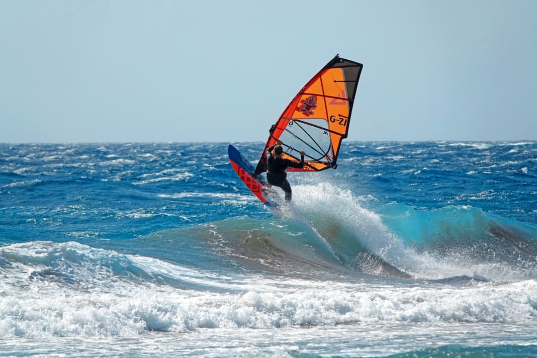 Absprung: Zum Üben des Floaty Jump eignen sich Rampen, die zwar schön steil, aber noch nicht unmittelbar vor dem Brechen sind. Am einfachsten gelingt ein sauberer Absprung bei Sideshore- bis Sideonshore-Wind. Achte darauf, beim Absprung noch relativ aufrecht über dem Brett zu sein, um das Heck nicht unkontrolliert wegzudrücken.