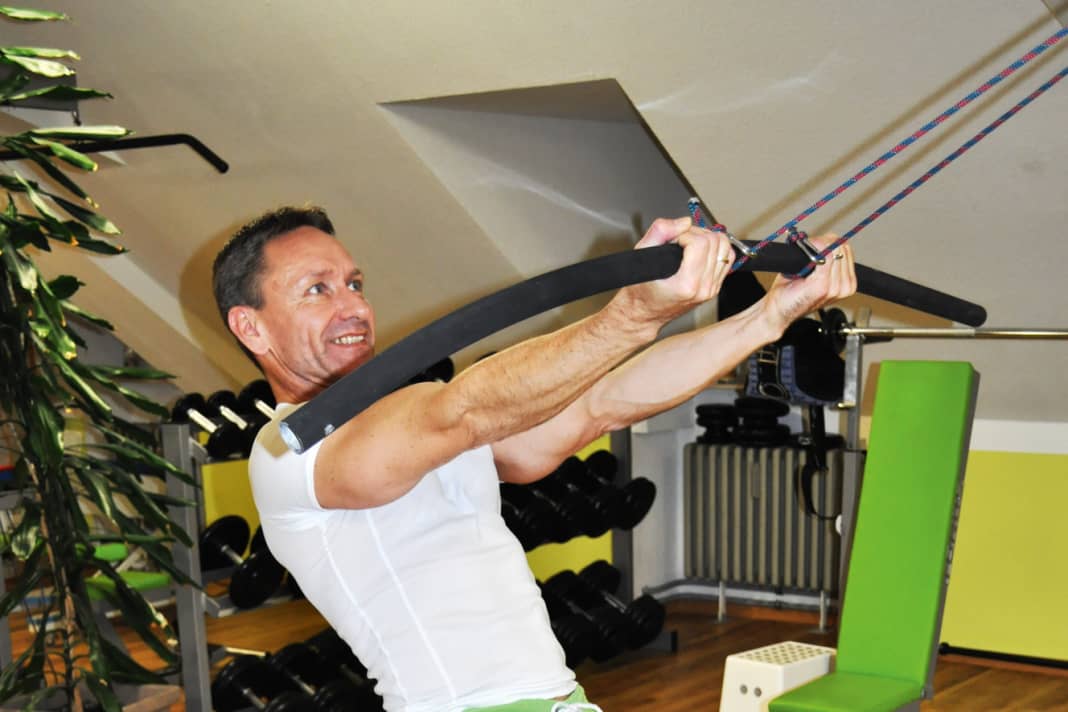 Here you train your biceps and your firm grip on the boom by strengthening your forearms. Bend your elbows to pull the boom towards your head.