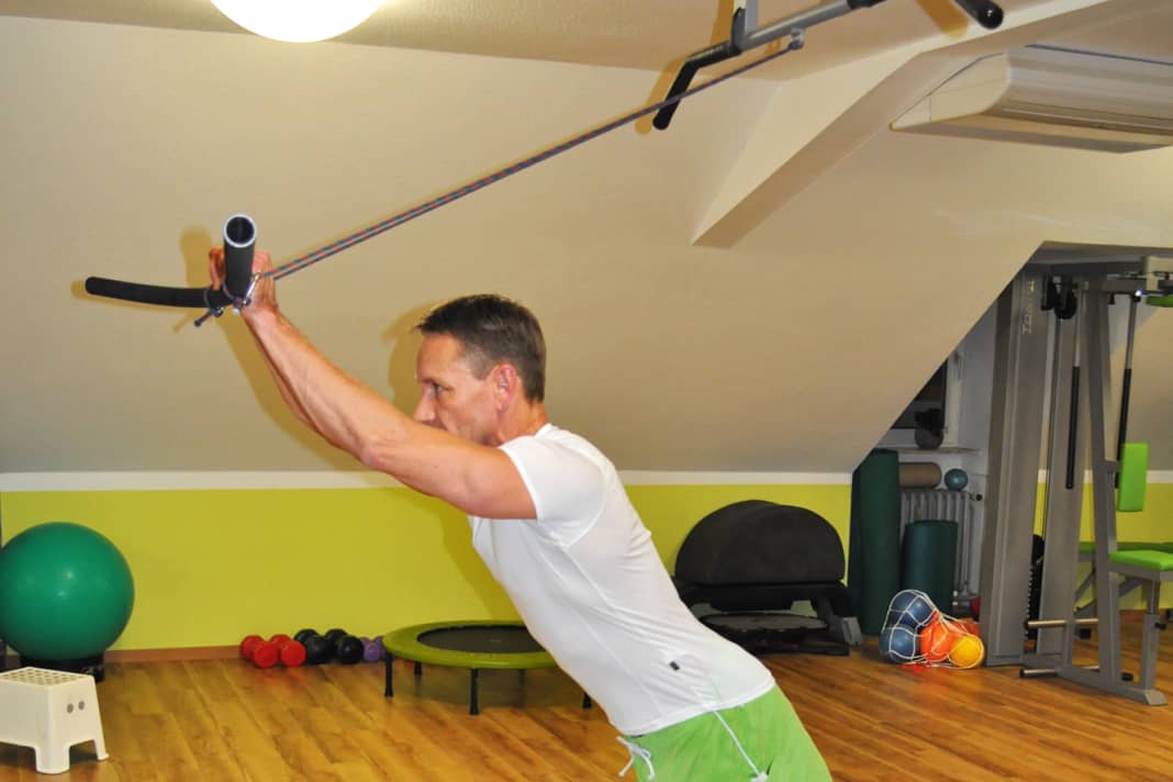 This exercise trains your entire core muscles! Bend forwards as far as possible and make yourself as long as possible...