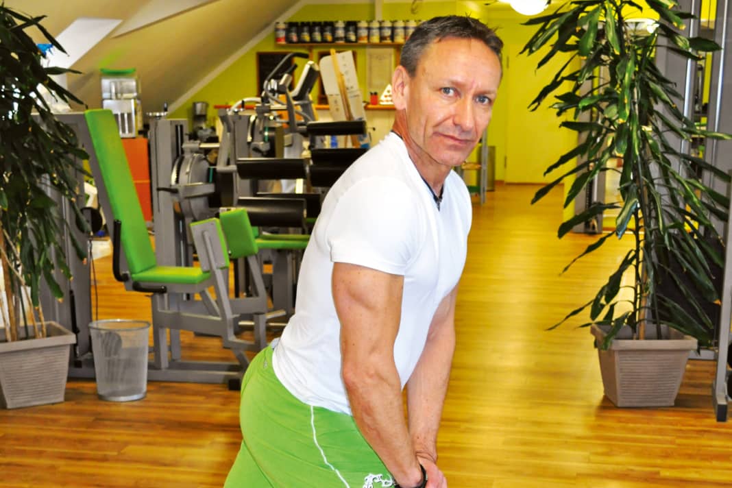 Stretching exercises for the calf are important for typical surfing complaints...