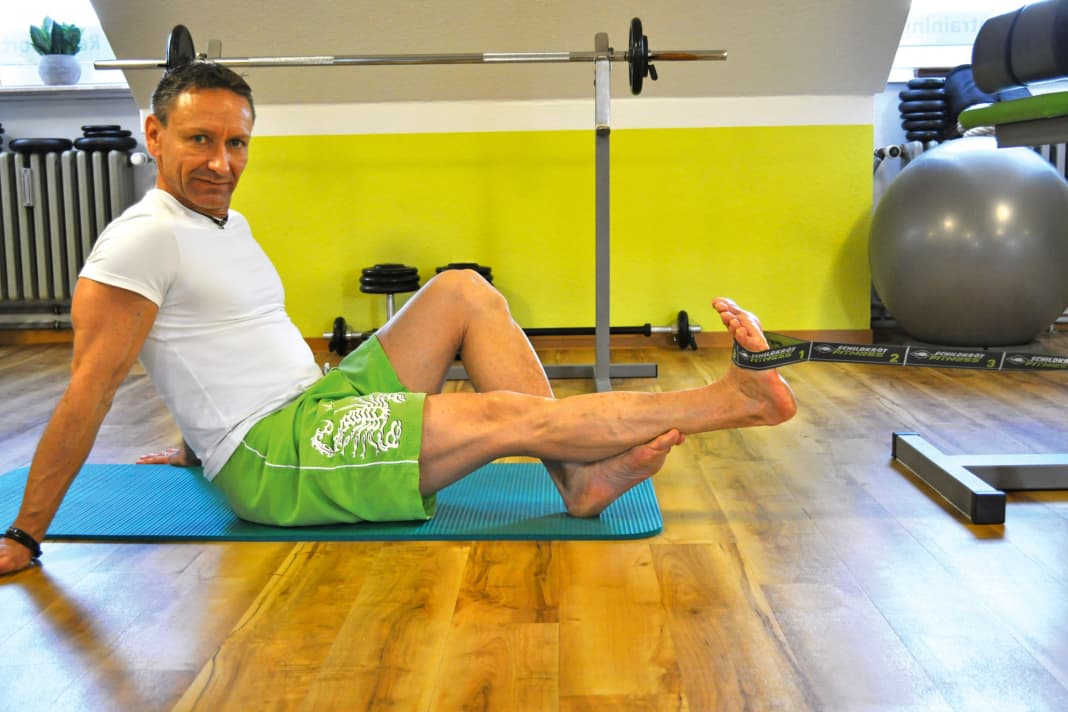 Pull the tip of the foot as far as possible against the resistance of an elastic band...