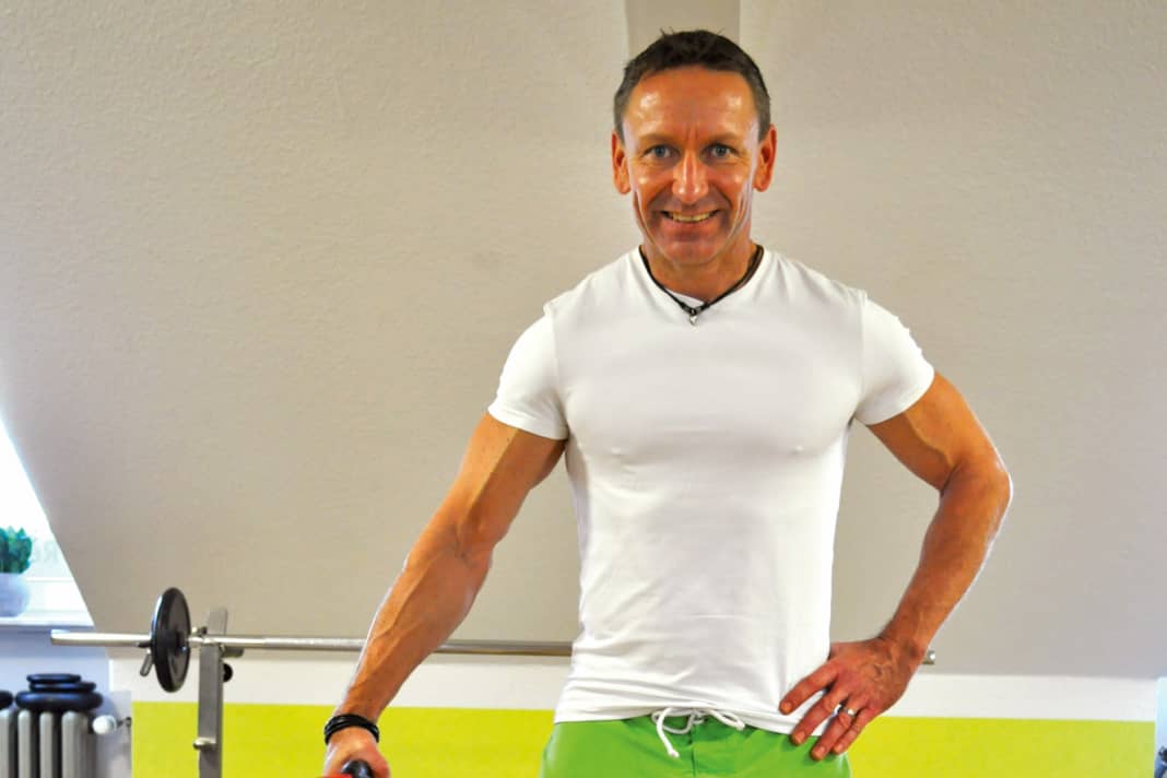 Halte den Arm neben dem Körper und bringe das Flexibar in Schwingung.