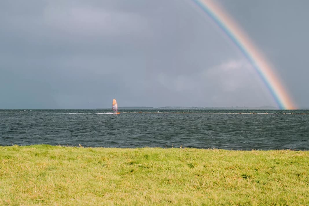 Flachwasser ohne Ende! Am Ende des Regenbogens liegt die Nordsee – das Grevelingenmeer schlängelt sich zwischen Südholland und Zeeland, von der Küste ins Land hinein. Wir stellen euch in diesem Guide ein paar Spots vor, an denen es spiegelglatt ist. | Foto Jaco Kleijwegt