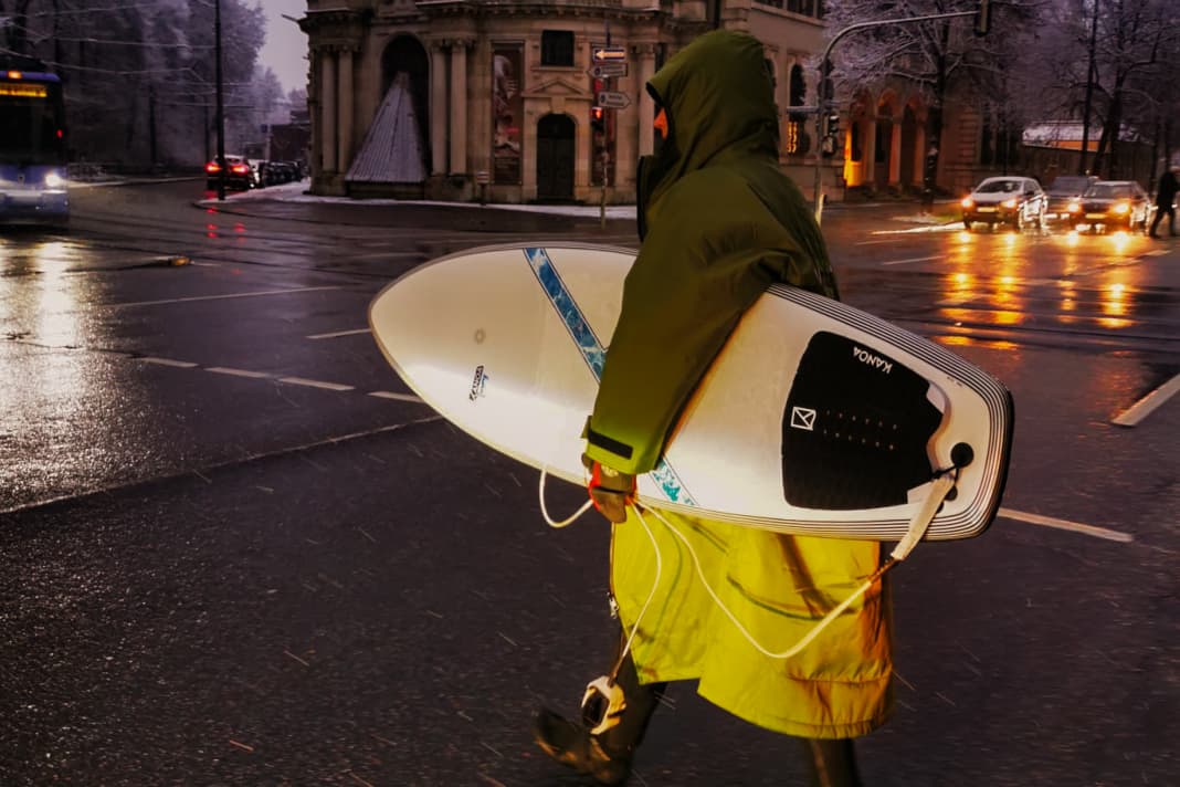 Auch bei unserem Test der Winterneos für Frauen am Eisbach, erwies sich der Poncho von dryrobe als sehr nützliches Accessoire...