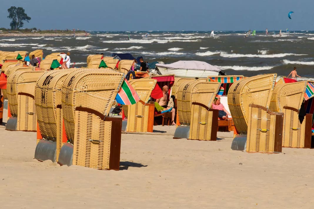 Swimming and windsurfing at the same time is possible in easterly winds.