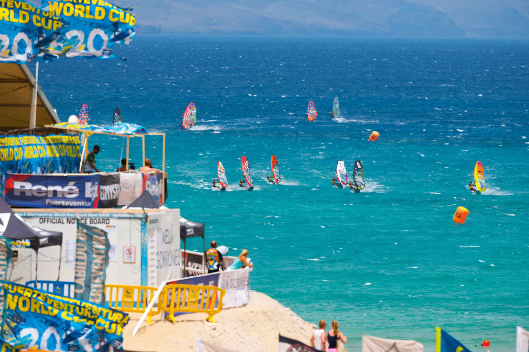 The best-known World Cup is organised by the Professional Windsurfers Association (PWA). In addition to slalom (pictured), there are also the disciplines of wave riding and freestyle