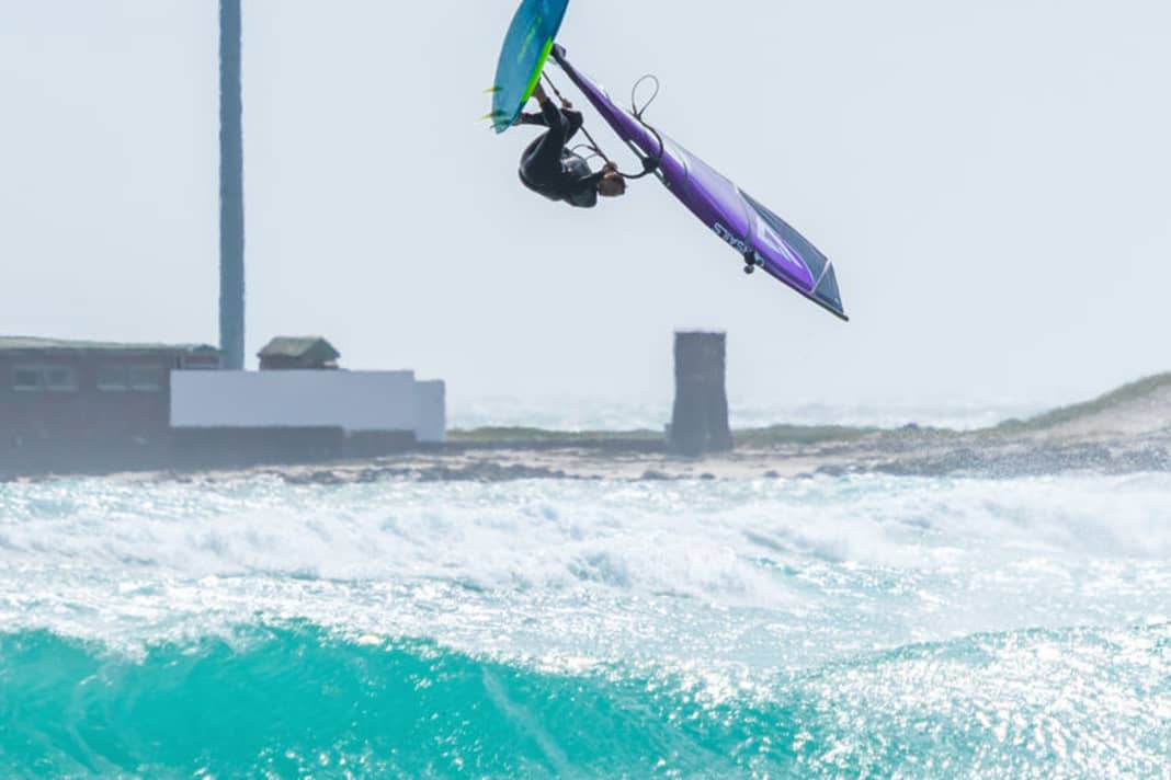 Just before the apex, Flo initiates the rotation by looking over the front shoulder, ...