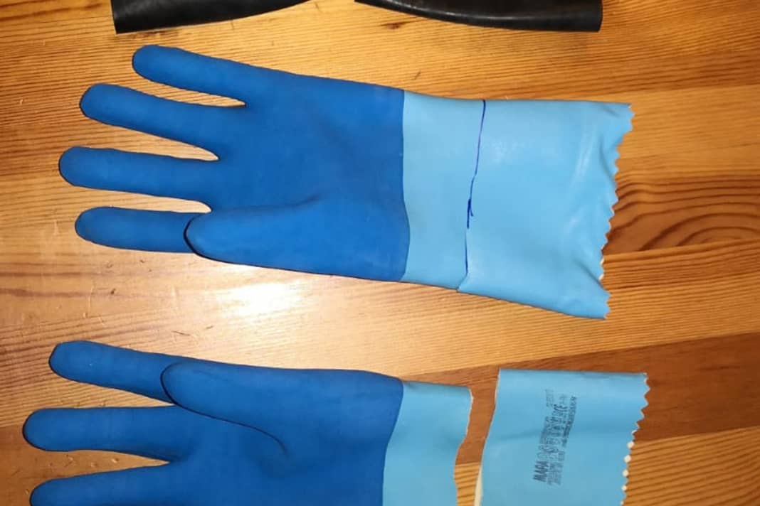 Shorten the glove (approximately where the palm begins), keep a 2cm strip from the rest. Roughen the subsequent gluing surfaces (approx. 2-3cm wide) of the glove and cuff with coarse sandpaper or the rasp from the bicycle repair kit and then clean thoroughly (!) with acetone.