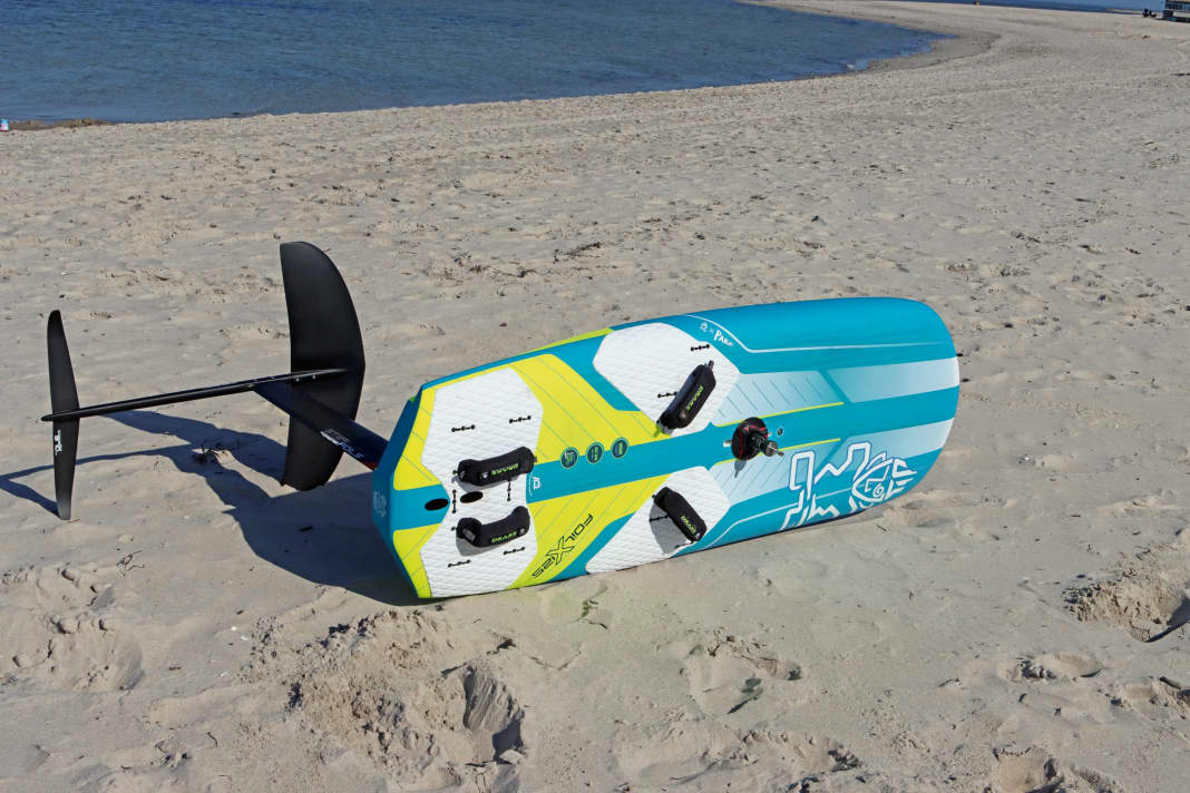 Liegt das Brett alleine am Strand, z.B. wenn du mal das Segel tauschen musst, lege dein Board am besten mit dem Heck in den Wind und drehe das Foil auf die Seite
