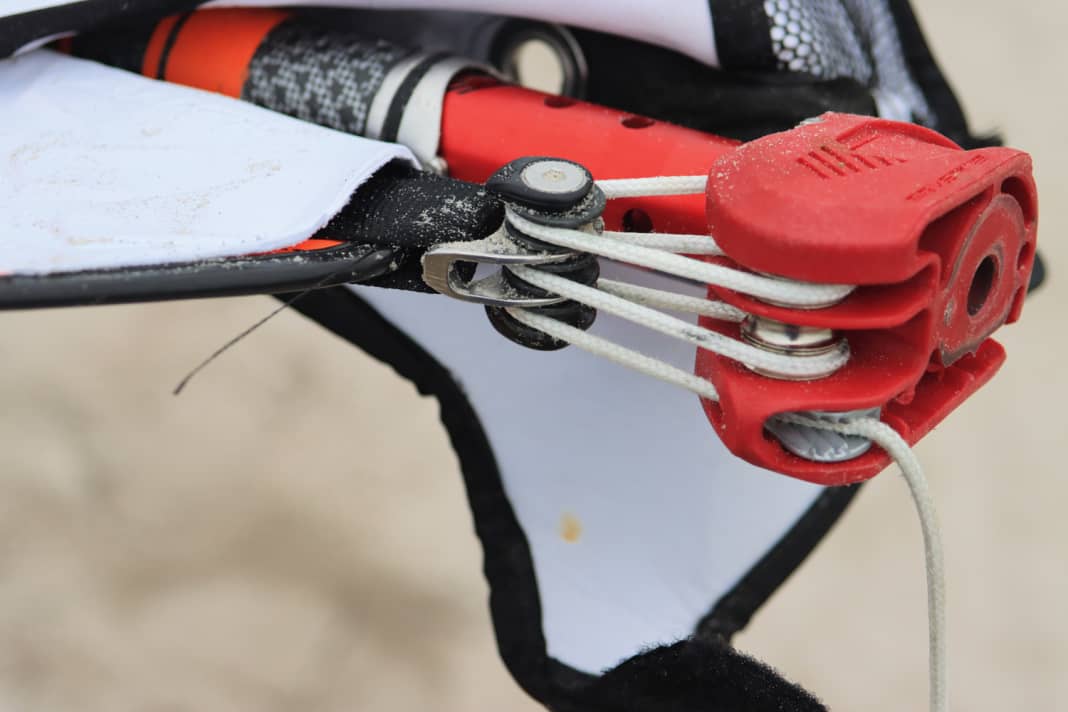 The open pulleys on the Naish Force 4 are a matter of taste. They are easy to thread, but the rope falls off the reel just as quickly when re-trimming.