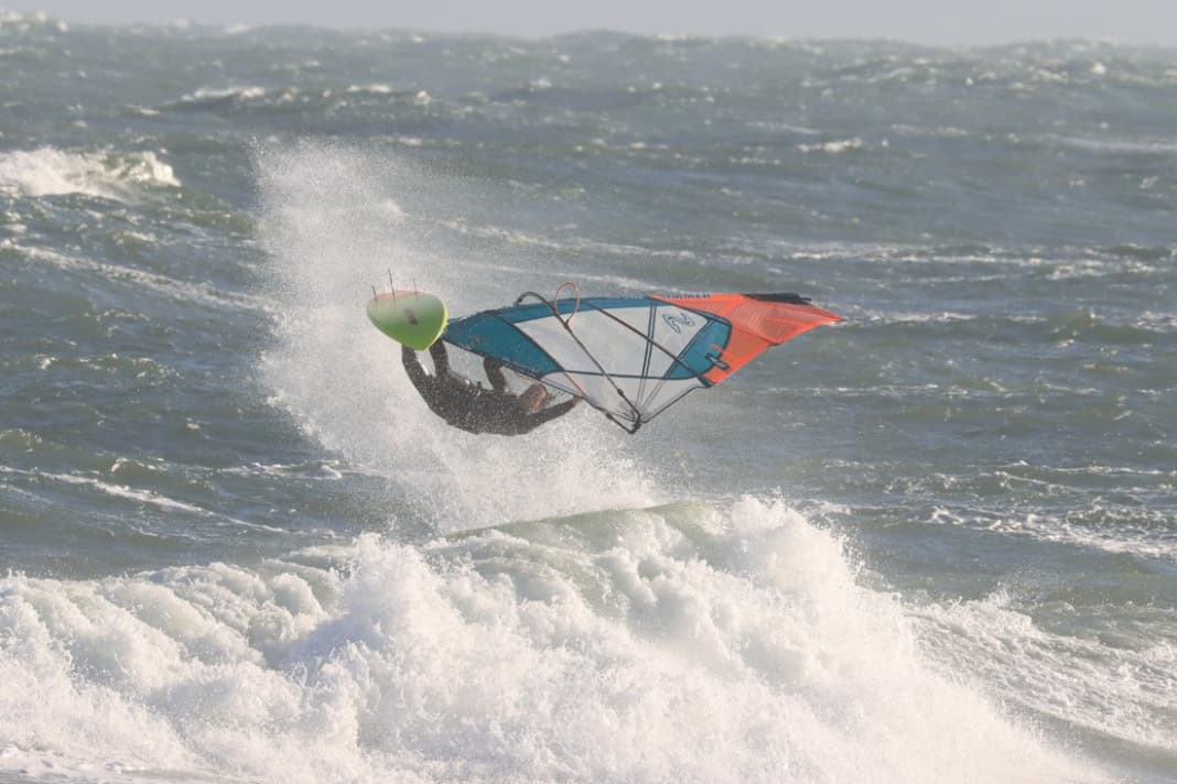Naish Assault Custom Thruster im surf-Test