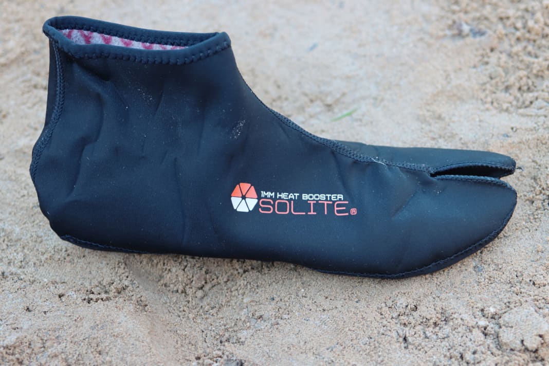 Wer nur sporadisch im Winter aufs Wasser geht und seine Schuhe ganzjährig nutzen will, kann auch einen etwas dünneren Schuh kaufen und diesen dann per Neoprensocke für die kalte Jahreszeit upgraden z.B. mit den Heat Boostern von Solite