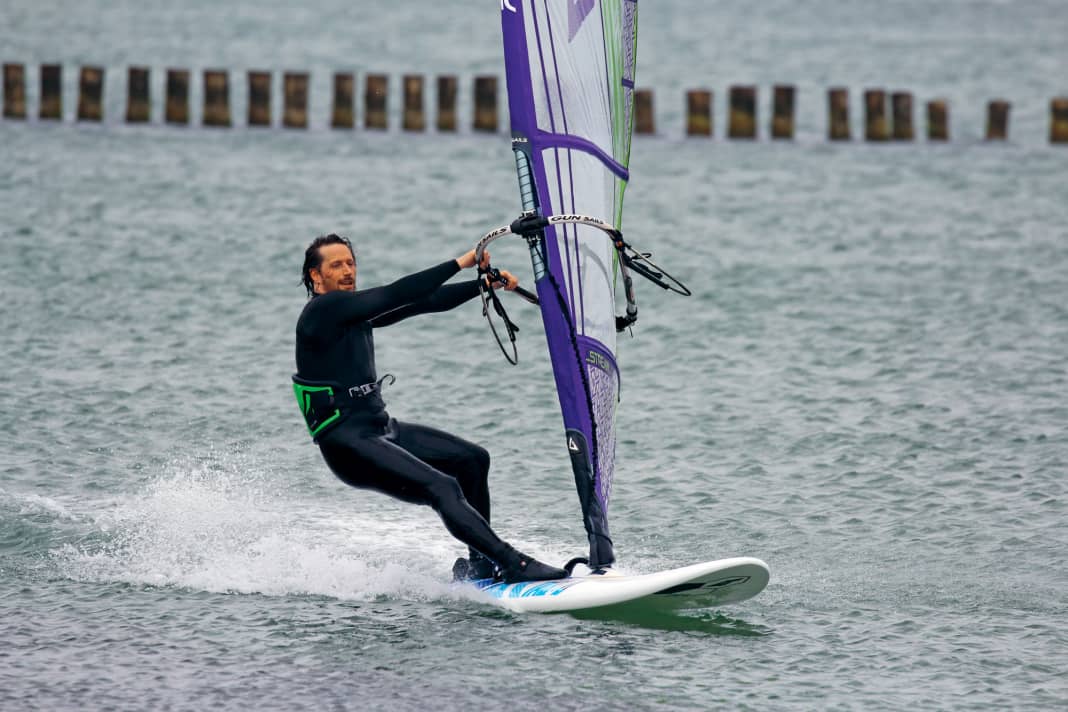 Preparation phase: Wait for a small gust, choose a wide grip on the boom and unhook yourself from the harness. A light space wind course offers the best conditions for successfully crossing the glide threshold straight away.