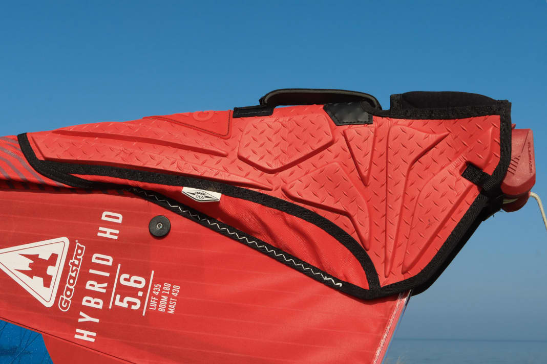Beim GA-Sails Hybrid HD ist der Protektor wieder perfekt gelungen – dieser ist gut gepolstert, lang, gut zu klappen und mit einer ideal erreichbaren Tasche ausgestattet. Ebenfalls sehr gut lösen das auch RRD, NeilPryde und Loftsails.