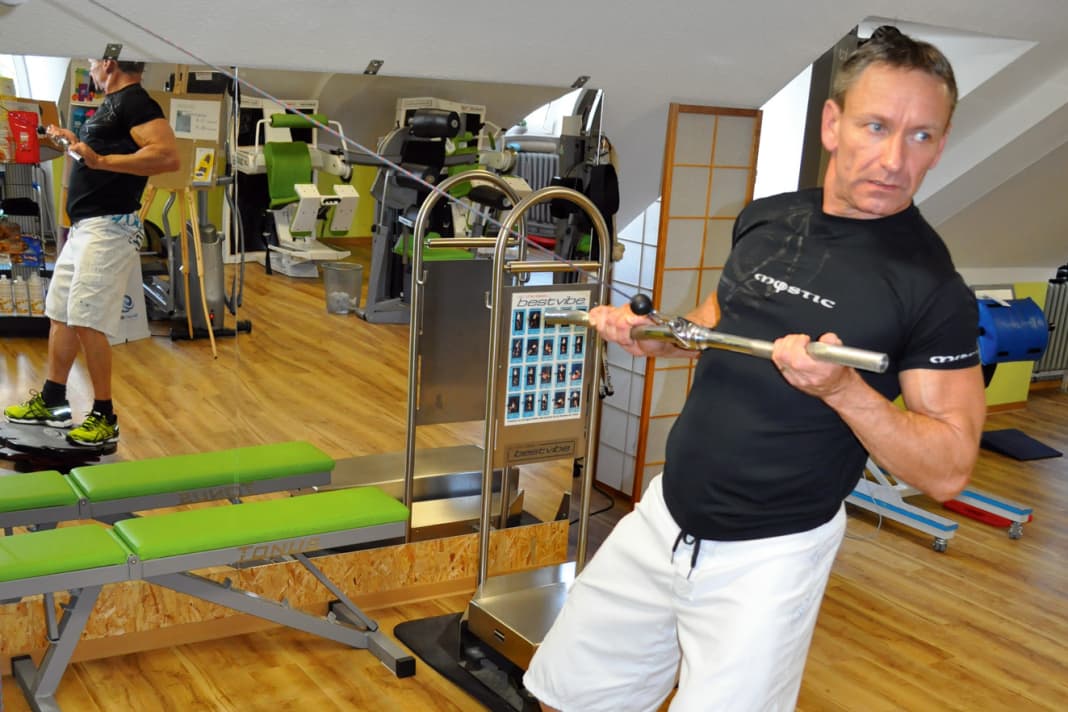 Take a pole - this simulates your boom - and then: Let's go indoor surfing. Keep pulling the pole towards your chest ...