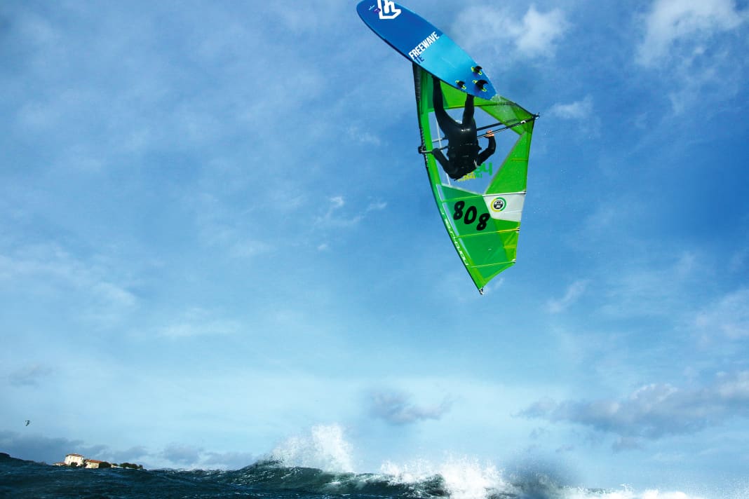 It doesn't have to be a backloop: If you want to try your first jumps, you'll find relaxed bump & jump conditions around Hyéres.