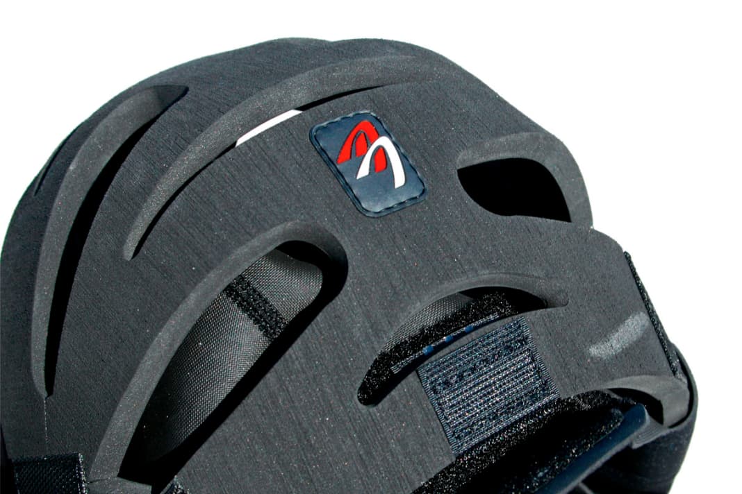 Ascan Surfhelm  www.ascan-surf.de   Gut gepolsterter Helm aus dickem und festem Schaustoff, flexibel und daher platzsparend in jedem Boardbag, aber auch mit etwas weniger Schutz auf dem Wasser als feste Helme. Einheitsgröße­ passt auch für "Großkopferte" gut, kleinen Menschen wohl etwas zu groß. Neopren-Inlay über Klettverschlüsse he­rausnehmbar, allerdings kratzen dann die Klettverschlüsse. Sehr einfache, günstige und durchaus sinnvolle Variante, da man sich mit dem federleichten Helm nicht eingeengt und sehr frei fühlt.   Gewicht: 250 Gramm | Preis: 43,90 Euro