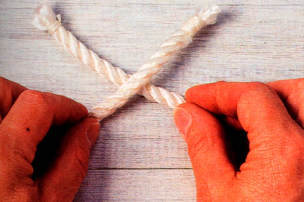 Kreuze beide Enden einer Leine, hier links über rechts.