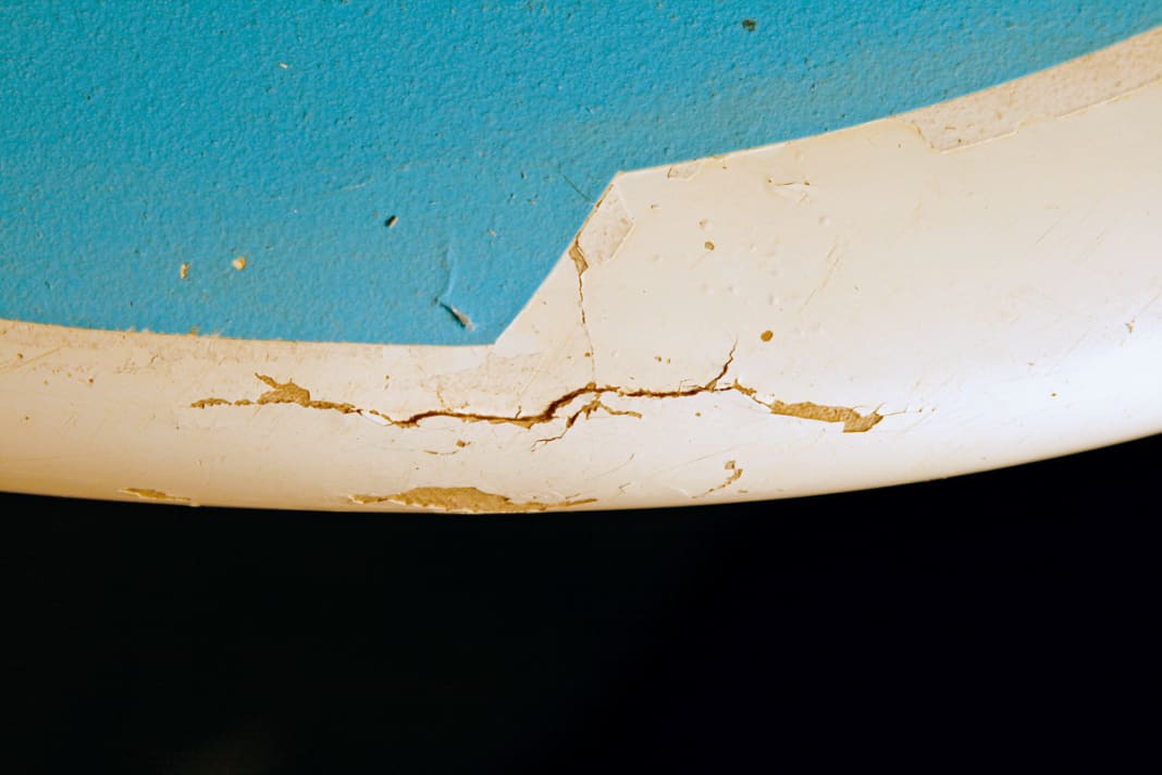 1. Der Klassiker – ein Schleudersturz hat die Brettnase zerdeppert, das Laminat ist gebrochen. Ding Stick, Suncure & Co würden hier nur bis zum nächsten Einschlag halten, du musst laminieren. Trockne die Stelle zuerst und öffne die Lüftungsschraube.