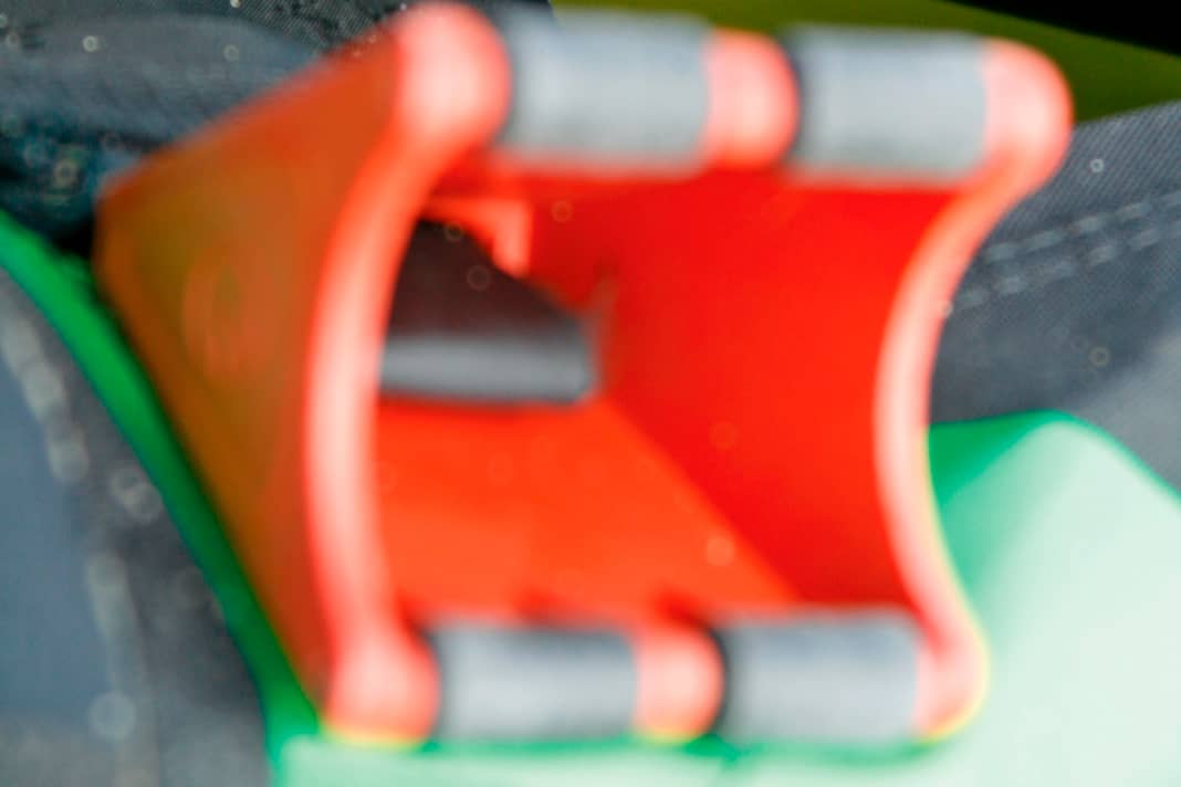 1. Aufbau  und  Lagerung von  Cambersegeln   Aufbau: Das Anklappen der Camber kann hinterher nur funktionieren, wenn du den Mast über die Camber einfädelst! (1).   Reihenfolge: Vorliek vorspannen, Gabel montieren und Trimmschot durchziehen, Camber anklappen, Vorliek final durchziehen.   Abbau: Umgekehrte Reihenfolge wie beim Aufbau. Die "Hau-Ruck-Methode", bei der einfach alles entspannt wird bis die Camber von selbst abfliegen, endet schnell mal mit gebrochenen Latten!