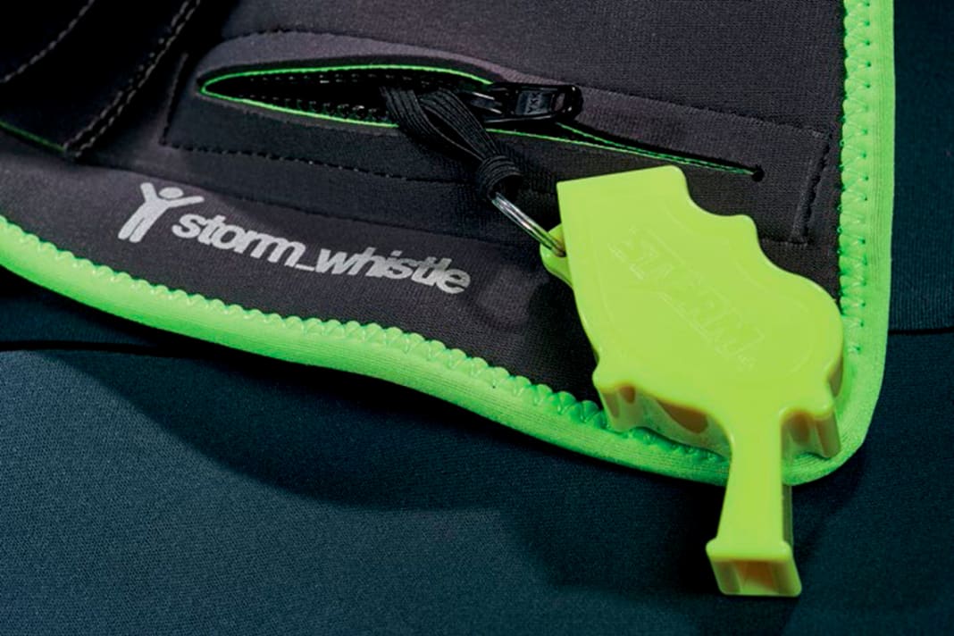 Storm_Whistle Schon mal versucht in einem tosenden Sturm um Hilfe zu schreien? Echt schwierig! Deswegen hat ION nach der lautesten Signalpfeife auf dem Planeten gesucht und sie gefunden: Die Storm_Whistle®! Diese unglaubliche Pfeife ist zweimal so laut wie jede andere mundgeblasene Signalpfeife. Sogar das US Militär, Spezialeinheiten und die Polizei verwenden sie. Und das Beste daran ist, dass sie durch die patentierte Schallkammer sogar im und unter Wasser funktioniert und einen extrem lauten 3150 Hertz.