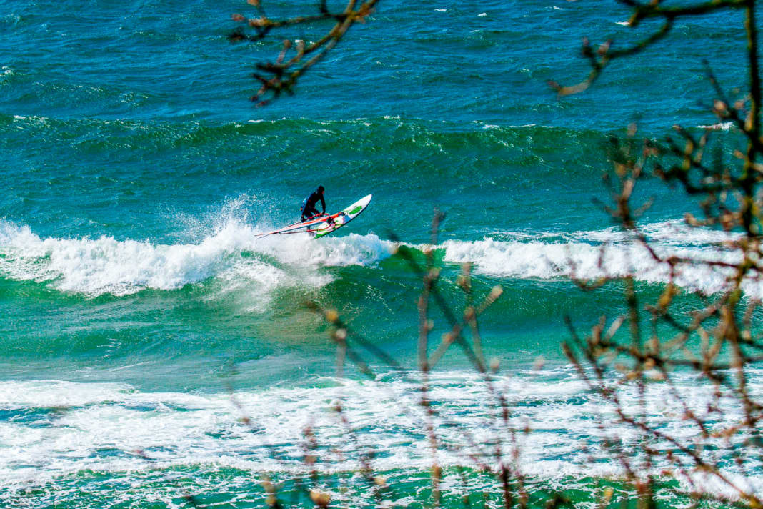 Sogar bei Westwind rollten ein paar surfbare Wellen an die Küsten.