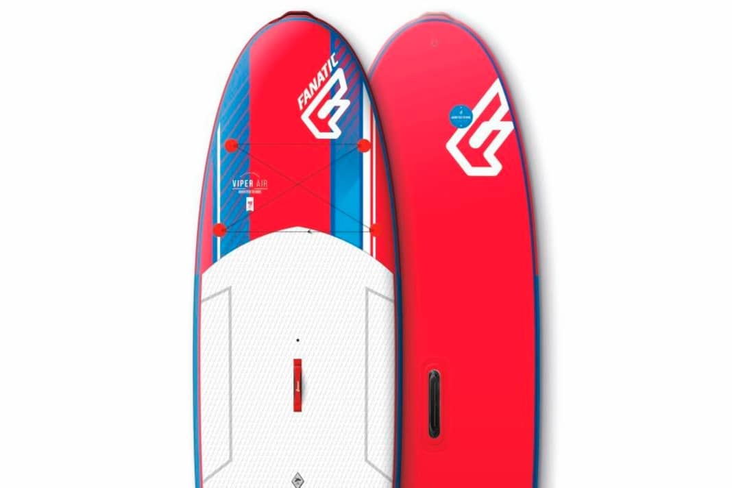 Aufblasbare WindSUPs haben viel Volumen, sind leicht und haben ein kleines Packmaß. Der Mastfuß lässt sich ins Deck schrauben, unter dem Board verhindert eine Centerfinne die seitliche Abdrift.